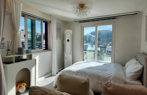 Gahoe-dong Apartamento | Gyedong byeolchae, Bukchon hanok village & Namsan tower city view Warm morning sunshine Tranquil Rest