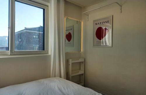 Gahoe-dong Apartamento | Gyedong byeolchae, Bukchon hanok village & Namsan tower city view Warm morning sunshine Tranquil Rest