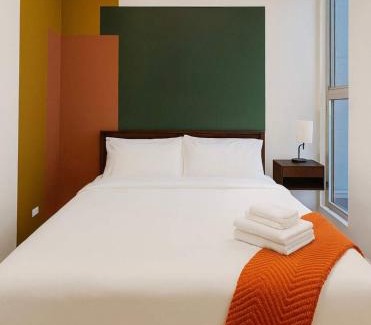 Near West Side Apartamento | Gym Garage Parking Balcony Sleeps 4