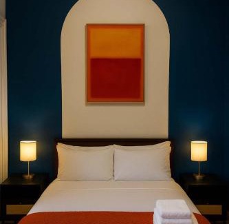 Near West Side Apartamento | Gym Garage Parking Balcony Sleeps 4