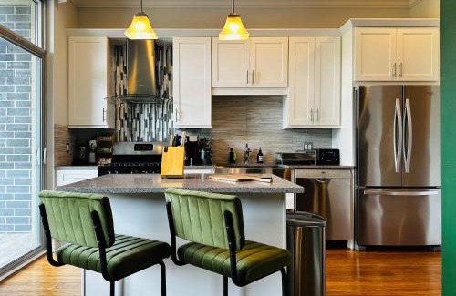 Near West Side Apartamento | Gym Garage Parking Balcony Sleeps 4