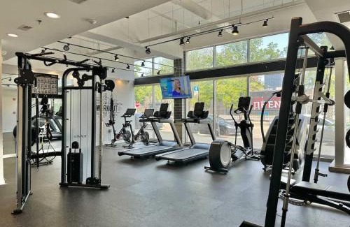 Near West Side Apartamento | Gym Garage Parking Balcony Sleeps 4
