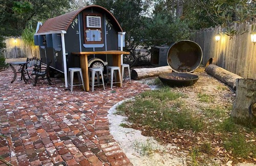 Furnissdale Otro | Gypsy Van Tiny House with Unique Outdoor Bathroom, WIFI & Firepit