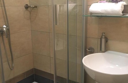 Bank Casa | Ház az erdő szélén