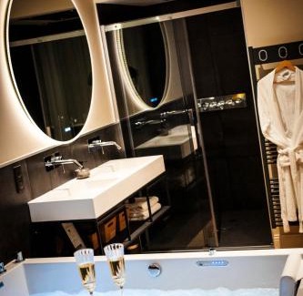 Saint Nicolas - Charles III - Ville vieille - Trois Maisons - Leopold Apartamento | Hédoné Suite de luxe et Spa privatif