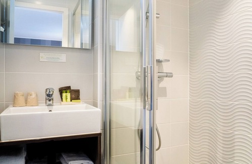 Quartier des Grandes-Carrieres Hotel | Hôtel de Flore - Montmartre