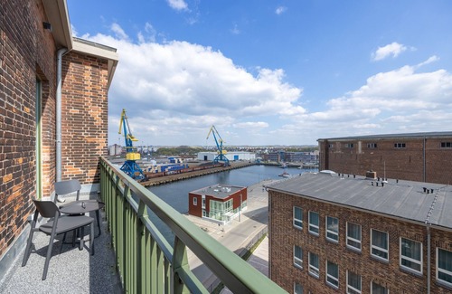 Wismar Apartamento | Hübsches Apartment mit Balkon, Hafenblick und Saunanutzung in Erstklassiger Lage