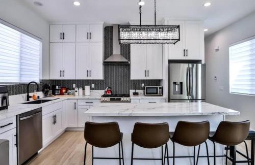 Westminster Casa | H&H New Built 2023 Hidden Gem Heart of OC 3 Queen Beds