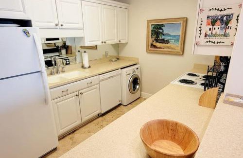 Demere Park Casa | H1 downstairs and comfy king and two twins really nice kitchen and baths