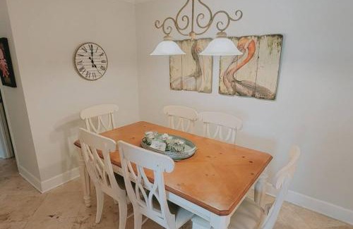 Demere Park Casa | H1 downstairs and comfy king and two twins really nice kitchen and baths