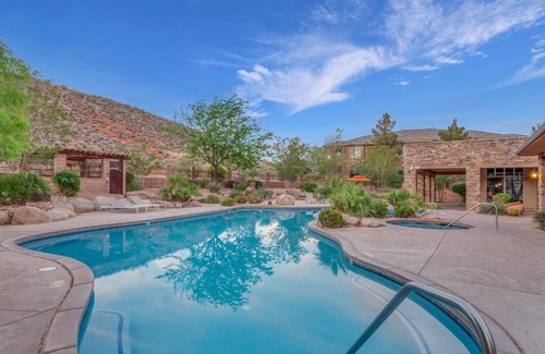 St. George Casa | H4 Coral Springs Resort sleeps 8 guests, 3bd and 2 bathrooms with an outdoor fireplace