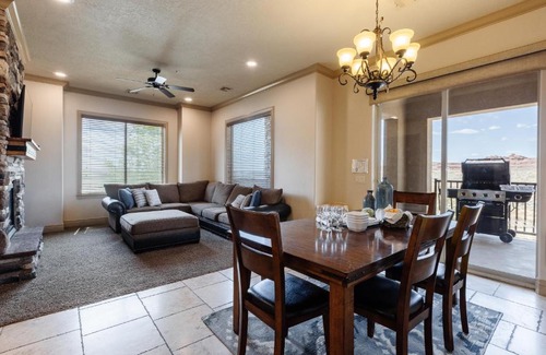 St. George Casa | H4 Coral Springs Resort sleeps 8 guests, 3bd and 2 bathrooms with an outdoor fireplace