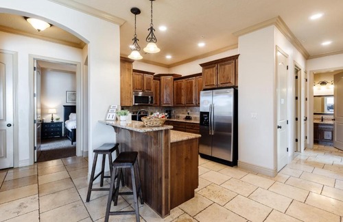 St. George Casa | H4 Coral Springs Resort sleeps 8 guests, 3bd and 2 bathrooms with an outdoor fireplace