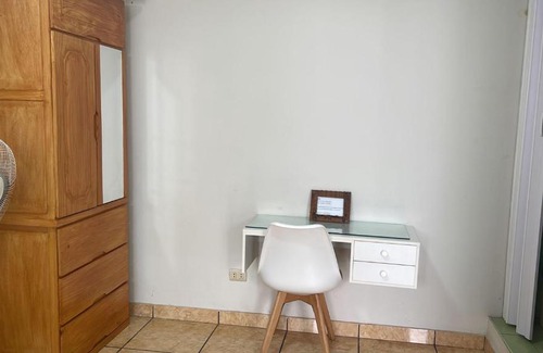Santiago de Surco Casa | Habitación Alborada 2 con baño privado
