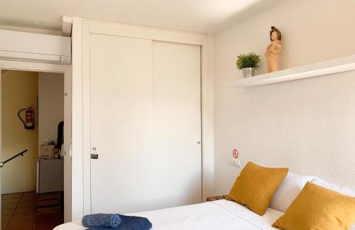 Cadaqués Casa | Habitación céntrica con Aire Acondicionado Baño privado Nevera