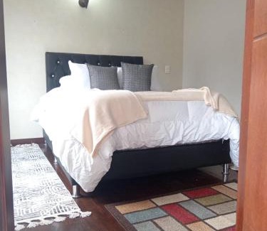 Duitama Casa | Habitación central con balcón, baño privado y parqueadero
