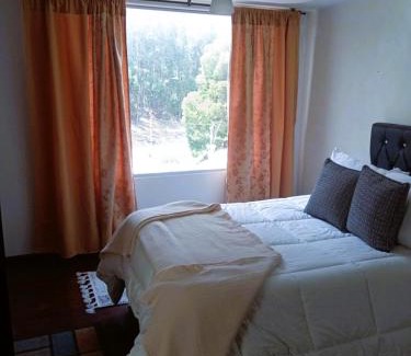 Duitama Casa | Habitación central con balcón, baño privado y parqueadero