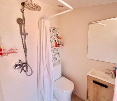 Caudiel Casa | Habitación con baño y cocina