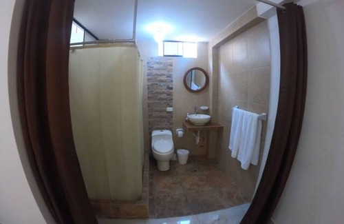 Trujillo Apartamento | Habitación con entrada independiente, baño privado y cama queen