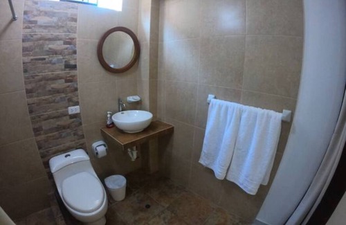 Trujillo Apartamento | Habitación con entrada independiente, baño privado y cama queen