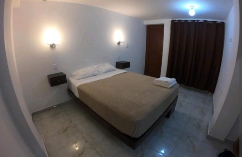 Trujillo Apartamento | Habitación con entrada independiente, baño privado y cama queen