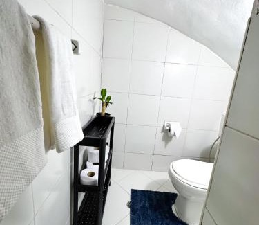 Barrios Unidos Casa | Habitación doble con entrada independiente y baño privado