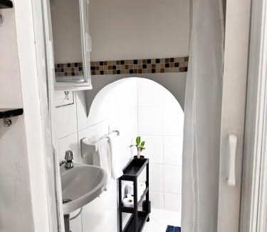 Barrios Unidos Casa | Habitación doble con entrada independiente y baño privado