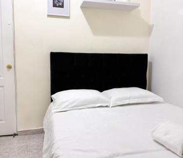 Barrios Unidos Casa | Habitación doble con entrada independiente y baño privado