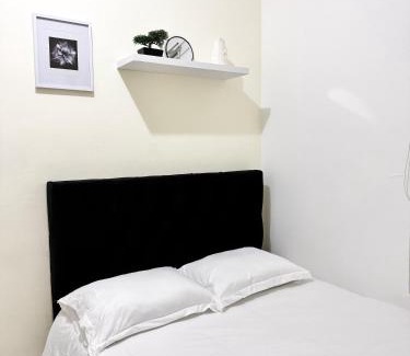 Barrios Unidos Casa | Habitación doble con entrada independiente y baño privado