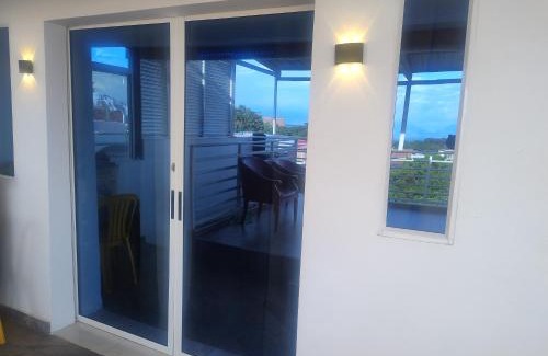Yumbo Casa | Habitación King con baño privado, AC, cerca a centro de eventos, aeropuerto,zona bancaria y comercial