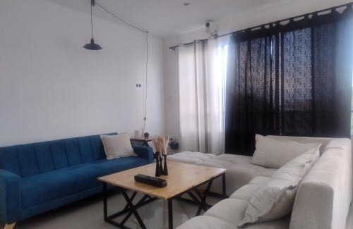 Yumbo Casa | Habitación King con baño privado, AC, cerca a centro de eventos, aeropuerto,zona bancaria y comercial