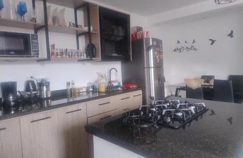 Yumbo Casa | Habitación King con baño privado, AC, cerca a centro de eventos, aeropuerto,zona bancaria y comercial