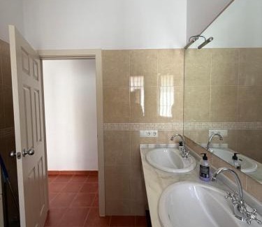 Tocina Casa | Habitación Triple con baño compartido SEVILLA DELUXE LOS ROSALES