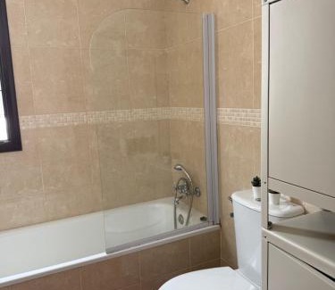 Tocina Casa | Habitación Triple con baño compartido SEVILLA DELUXE LOS ROSALES