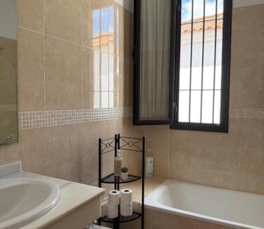 Tocina Casa | Habitación Triple con baño compartido SEVILLA DELUXE LOS ROSALES