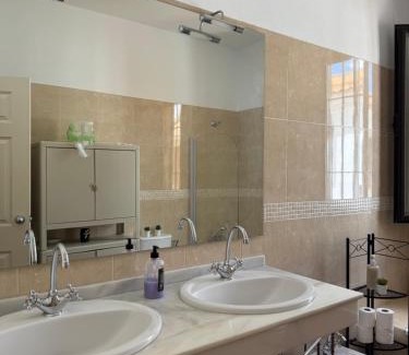 Tocina Casa | Habitación Triple con baño compartido SEVILLA DELUXE LOS ROSALES