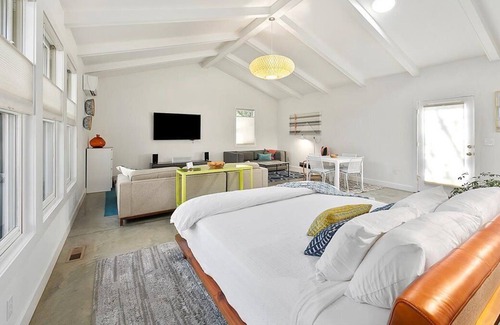 East End Apartamento | #HabitueHomes The Modern Studio w/ Garden View