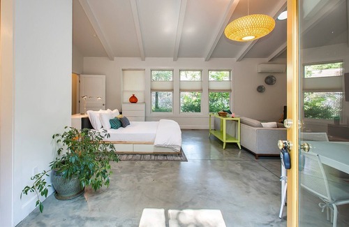 East End Apartamento | #HabitueHomes The Modern Studio w/ Garden View