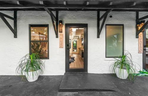 Flamingo Parks Apartamento | Hacienda Flamingo Unit 3 - Modern 1BR Hideaway with Double Queen Beds
