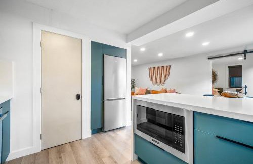 Flamingo Parks Apartamento | Hacienda Flamingo Unit 3 - Modern 1BR Hideaway with Double Queen Beds