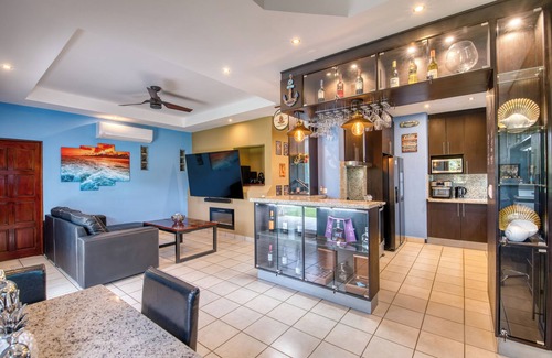 Playa Colorado Apartamento | Hacienda Iguana: Luxury Apartment with Pool & Golf
