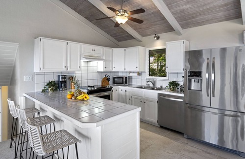 Kealakekua Casa | Halekii Sunset – Sweeping 180° Ocean Views | Newly Renovated Tropical Retreat