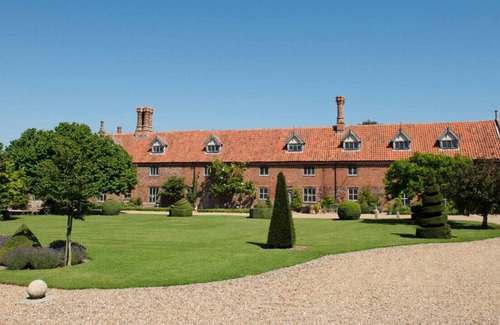Hales Casa | Hales Hall, The Gatehouse & The Cottage
