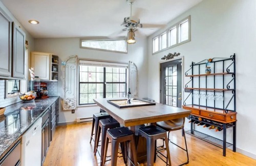 Sevierville Casa | Haleywood - Lakefront , Private 12 Acre Estate w/2 Cabins, Game Room,Pool!!!