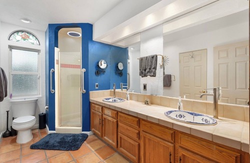 Alhambra Otro | Half Acre Spacious 5-bedroom 4 bath farmhouse with WiFi, AC in Phoenix with pool