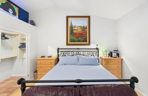 Alhambra Otro | Half Acre Spacious 5-bedroom 4 bath farmhouse with WiFi, AC in Phoenix with pool