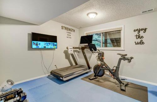 Briargate Casa | Half Gym-Hot Tub-Game Room-Trampoline-Fire Pits