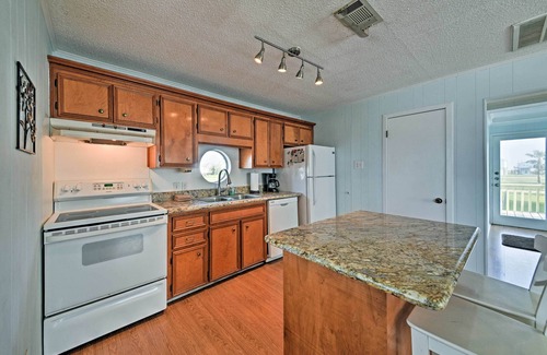 Terramar Beach Casa | 3BR Home w / Large Deck - ¡Camina hasta Terramar Beach!