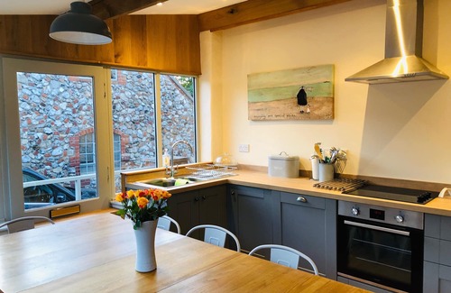 Walsingham Casa | Half Moon House es una casa de ladrillo y sílex de Norfolk bellamente renovada