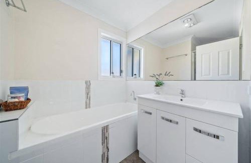 Beenleigh Casa | Halfway Point Brisbane and Gold Coast Themepark 15 minutes Southbank 30 minutes